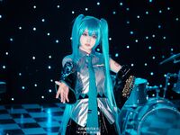 萌新推特00後露臉網紅美少女▌白莉愛吃巧克力▌Cos初音未來 香艷酥乳粉嫩白虎演唱會 精美私拍
