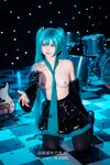 萌新推特00後露臉網紅美少女▌白莉愛吃巧克力▌Cos初音未來 香艷酥乳粉嫩白虎演唱會 精美私拍