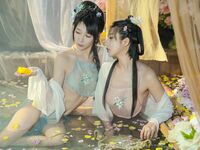 極品雙模網紅美少女火辣出鏡▌雲溪溪x奶桃▌古裝浴池嬉戲 性感肚兜誘人乳暈 濕身誘惑超寫實古代風