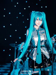 萌新推特00後露臉網紅美少女▌白莉愛吃巧克力▌Cos初音未來 香艷酥乳粉嫩白虎演唱會 精美私拍