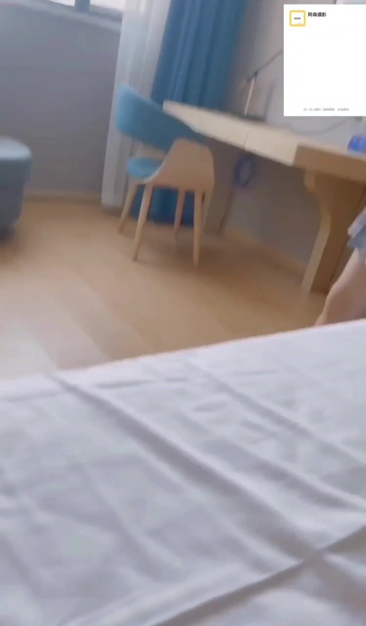 酷愛足交喜歡嫩妹大神阿森攝影私拍數位年輕水嫩美足小妹裸腳絲襪足交出不來啪啪射美女滿臉精液(