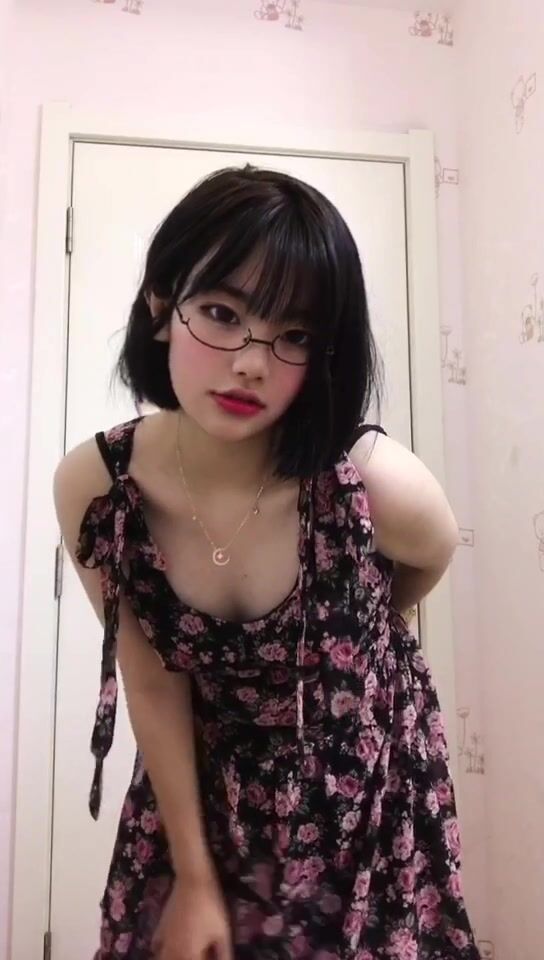 皮皮蝦網紅純欲女神【在下小羊】人前傲女，人後母狗，被金主包養定製私拍各種裸舞紫薇視頻207V (103)