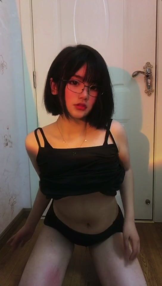 皮皮蝦網紅純欲女神【在下小羊】人前傲女，人後母狗，被金主包養定製私拍各種裸舞紫薇視頻207V (109)