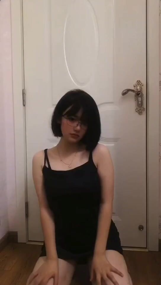 皮皮蝦網紅純欲女神【在下小羊】人前傲女，人後母狗，被金主包養定製私拍各種裸舞紫薇視頻207V (110)