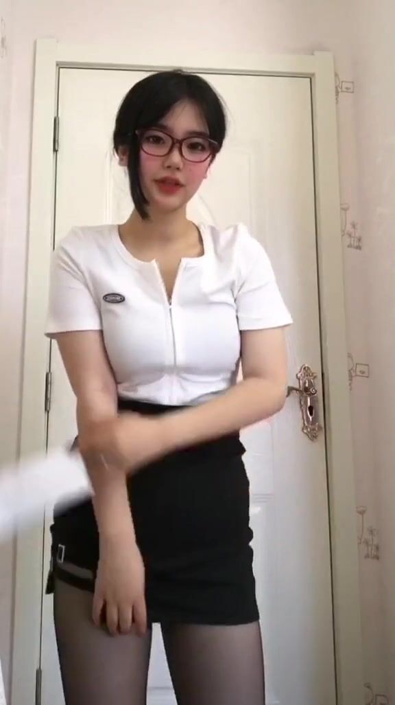 皮皮蝦網紅純欲女神【在下小羊】人前傲女，人後母狗，被金主包養定製私拍各種裸舞紫薇視頻207V (12)