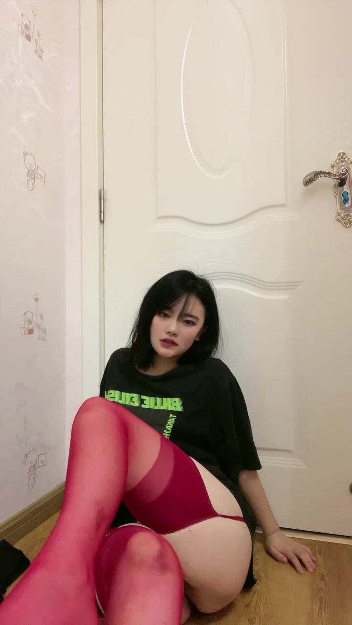 皮皮蝦網紅純欲女神【在下小羊】人前傲女，人後母狗，被金主包養定製私拍各種裸舞紫薇視頻207V (142)