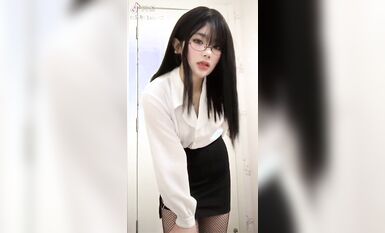 皮皮蝦網紅純欲女神【在下小羊】人前傲女，人後母狗，被金主包養定製私拍各種裸舞紫薇視頻207V (203)