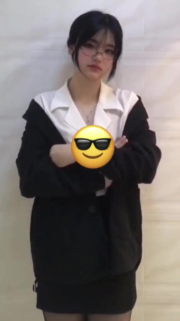 皮皮蝦網紅純欲女神【在下小羊】人前傲女，人後母狗，被金主包養定製私拍各種裸舞紫薇視頻207V (35)