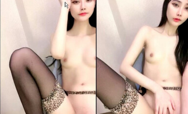 极品网红来袭！豹纹吊带丝袜！刚刮毛超粉美穴，玻璃棒猛捅，超近视角拍摄.