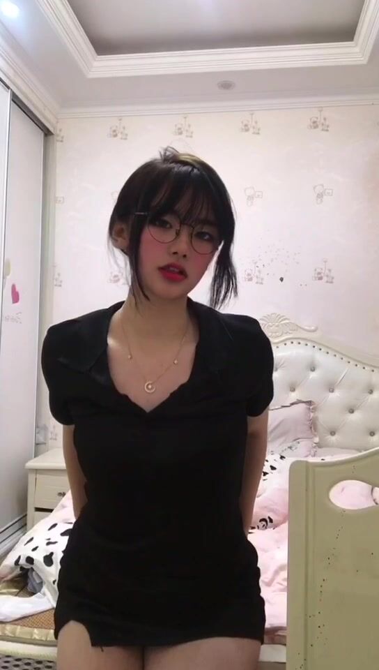 皮皮蝦網紅純欲女神【在下小羊】人前傲女，人後母狗，被金主包養定製私拍各種裸舞紫薇視頻207V (97)