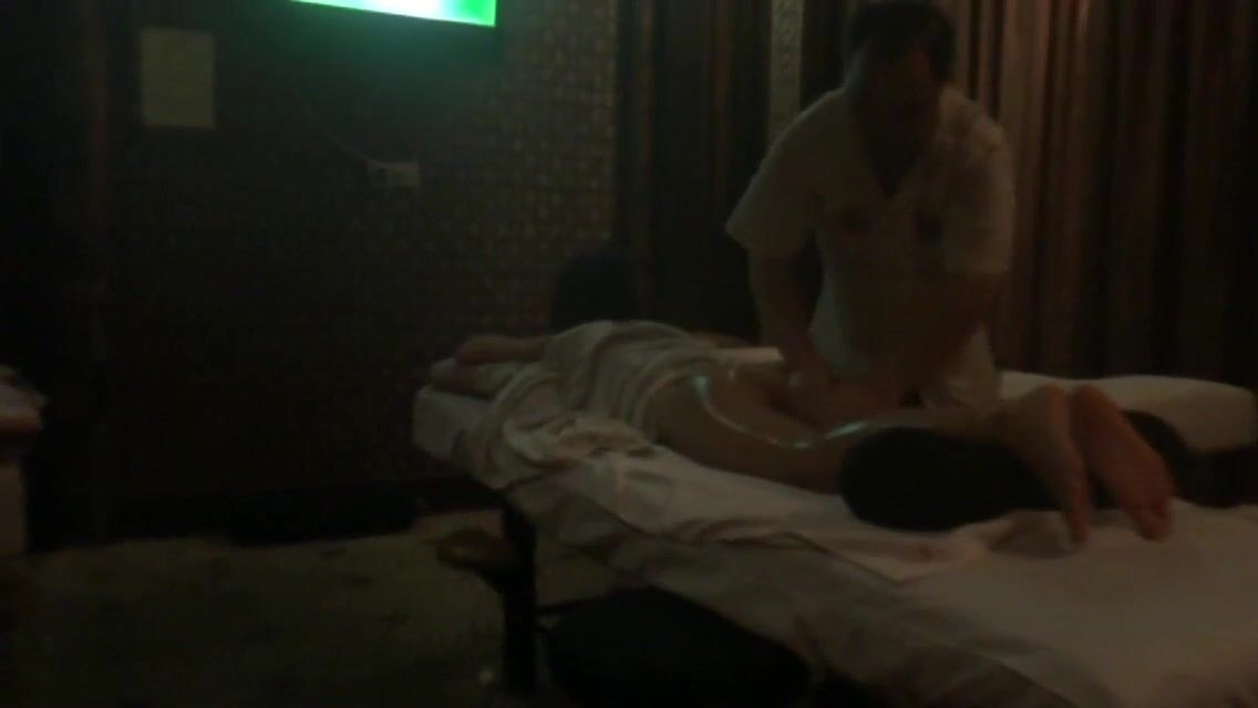 戶外露出界鼻祖！曾火遍全網的美臀反差人妻【人間精靈】景區人前放肆露出+野戰車震無水全套 (21)