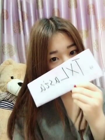 【百度雲泄密】22位露臉舉牌嫩妹 全方位了解妹子的顏值 身材 皮膚 (1)