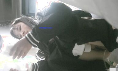 七月私房最新流出廁拍大神潛入 師范大學附近公共廁所全景偷拍青春靚麗的學妹第三期露臉上下同賞2-白衣服黑外套(1)