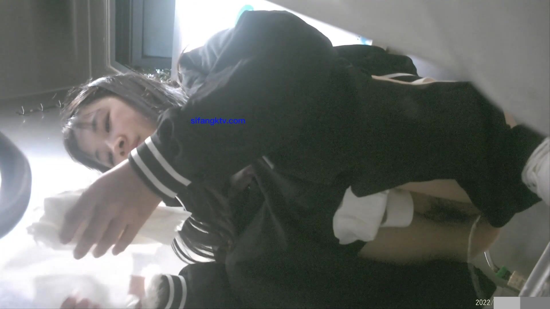 七月私房最新流出廁拍大神潛入 師范大學附近公共廁所全景偷拍青春靚麗的學妹第三期露臉上下同賞2-白衣服黑外套(1)