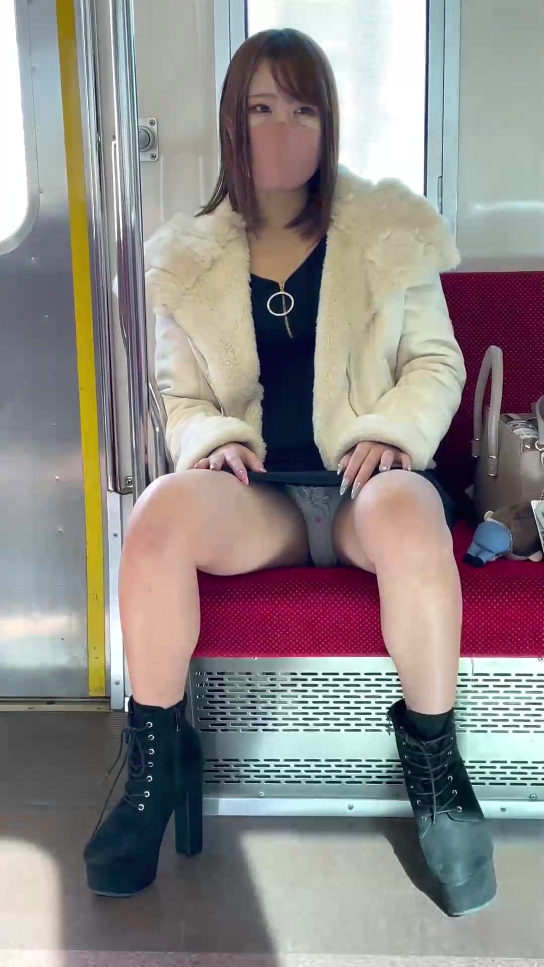 精品推薦 島國網站『Pcolle』賣家高價售賣盜撮女大學生少婦電車當眾露出裙底性感街拍-ピーナッツ (12)