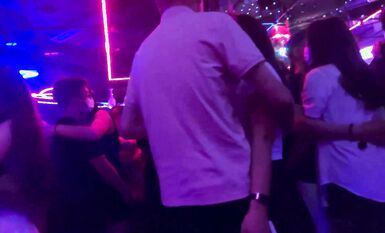 光棍小叔有空就去舞廳舞一曲浪漫時光，燈光昏暗放開心情就是舒服