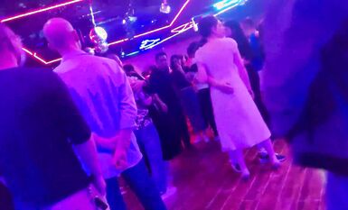 有空就去舞廳消磨時光，舞廳燈光昏暗放開就可以舞一曲快樂時光