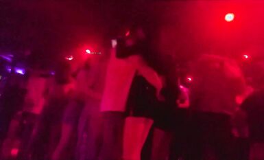 砂舞廳的極致浪漫，女人掛在大爺身上，生命在於摩擦