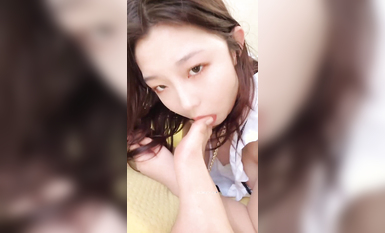 露臉才是王道！推特清純大波翹臀奔放正妹輝夜姬私拍各種反人類調教群P喝尿炮擊多人顏射場面令人乍舌 (8)