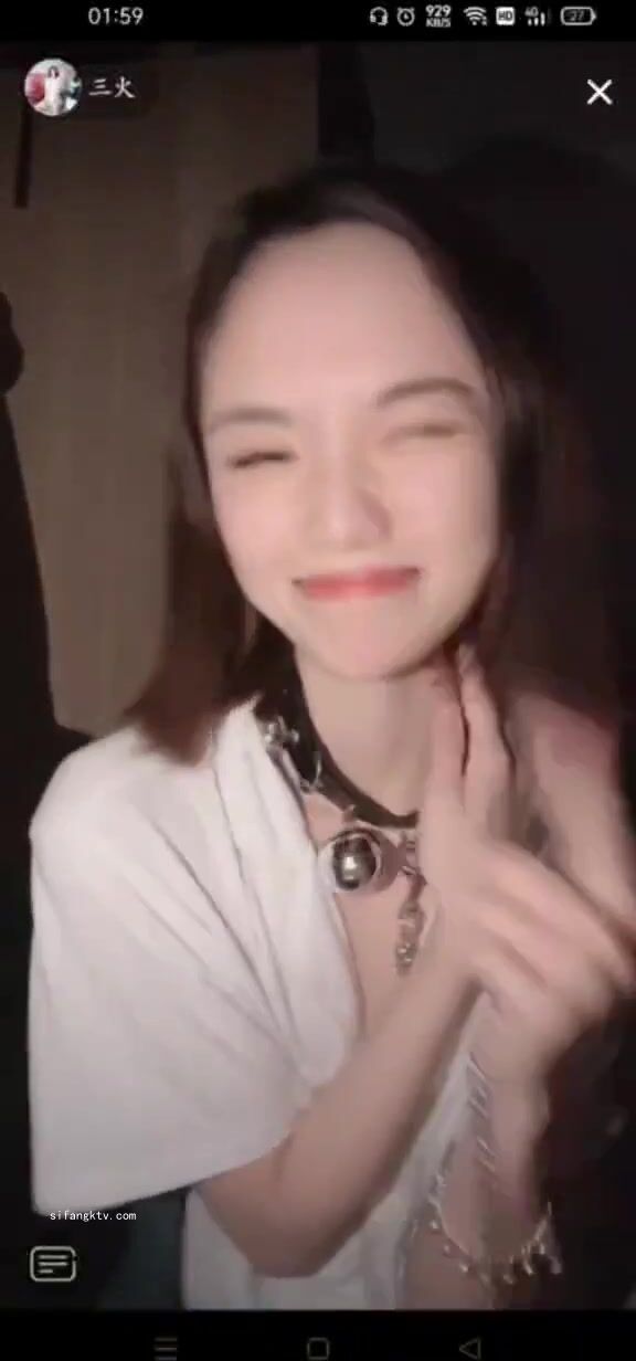 最新《瘋狂抖音》外篇之《抖音擦邊8》各種閃現走光刷邊 走私會議房給男友口愛 這期超精彩5.刺激 (2)