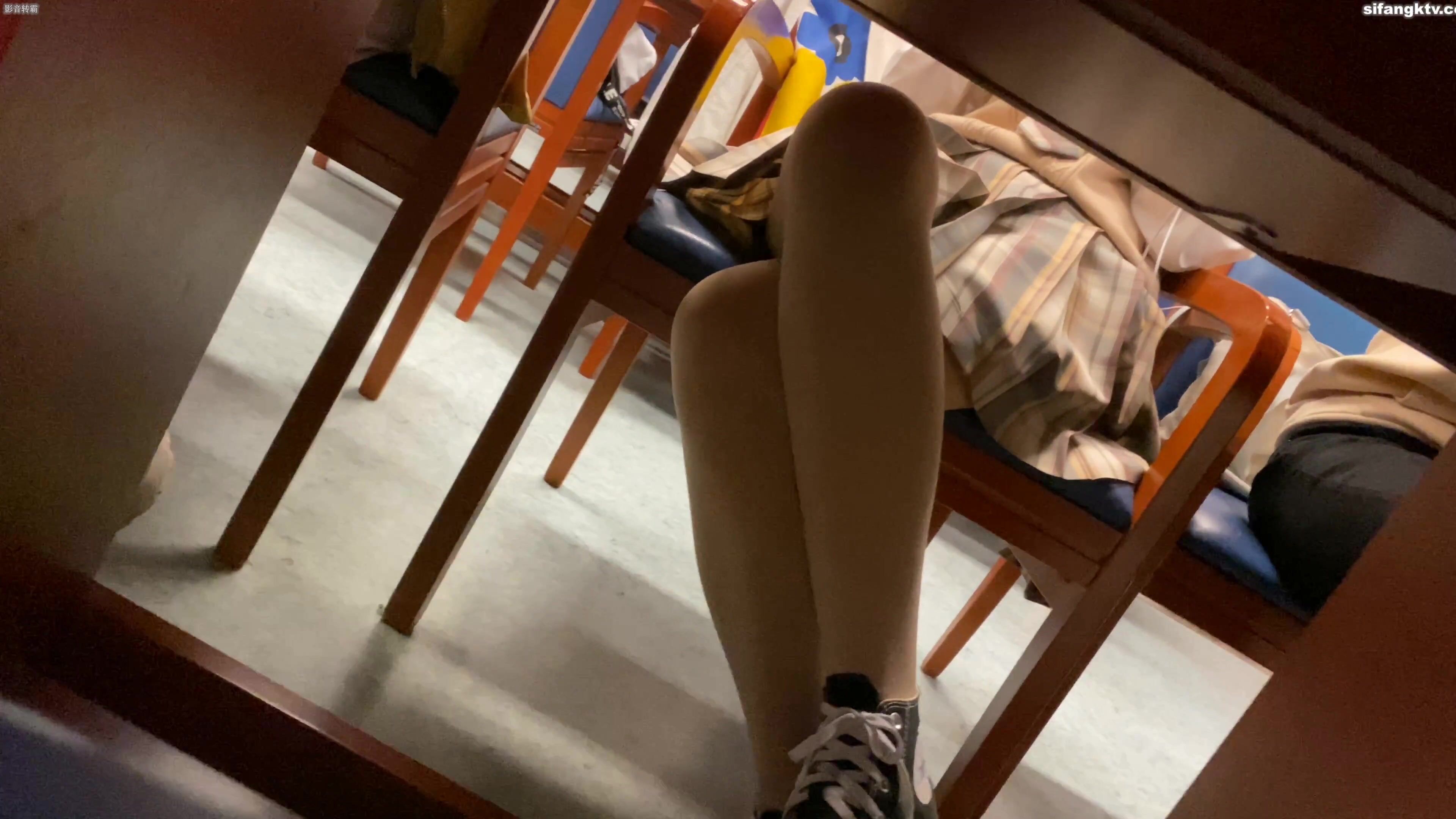 校園學生妹CD 偷拍大神學校專挑短裙學生妹 疑似內褲上有根逼毛 大膽刺激 高清 (3)