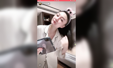 最新《瘋狂抖音》外篇之《抖音擦邊8》各種閃現走光刷邊 走私會議房給男友口愛 這期超精彩2.美女擦邊 (4)