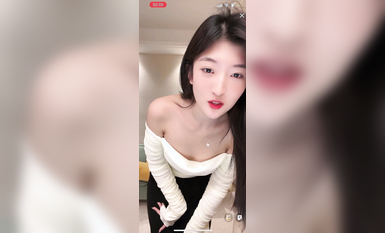 最新《瘋狂抖音》外篇之《抖音擦邊8》各種閃現走光刷邊 走私會議房給男友口愛 這期超精彩1-美女露點 (4)