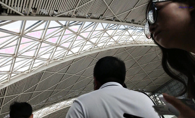 超高質量機場地鐵抄底 高挑美女陰毛旺盛露出兩根 三角內內夾在逼縫隙里 高清1080P版 (16)