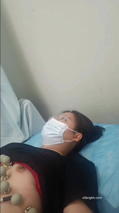 國內某體檢中心心電圖檢查偷拍 各種美乳大學生少婦美乳映入眼簾，處女的奶子圓潤堅挺好好看 (33)