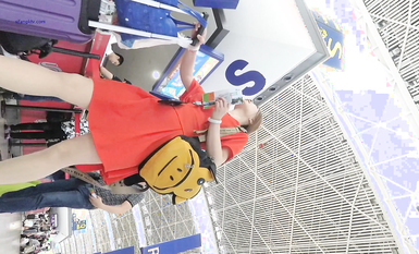 超高質量機場地鐵抄底 高挑美女陰毛旺盛露出兩根 三角內內夾在逼縫隙里 高清1080P版 (18)