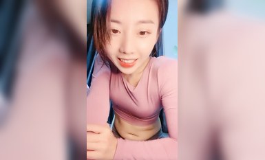 新人極品顏值女神！化身女王SM道具！炮友帶上手銬腳銬，吸蛋舔屌毒龍轉，騎乘位抽插無毛小穴