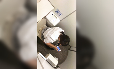 【偷拍精品】大神潜入学校女厕偷拍多位漂亮学妹的小嫩鲍 (10)