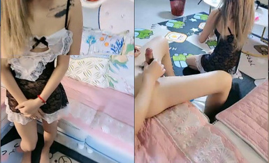 淫乱的房间性感的小妹，全程露脸黑丝女仆两个小骚逼轮番轰炸，口交大鸡巴，多体位蹂躏抽插，草的骚逼直浪叫