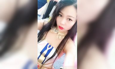 颜值不错的二次元美眉漫展空闲在后台自拍紫薇 逼逼粉嫩好诱惑