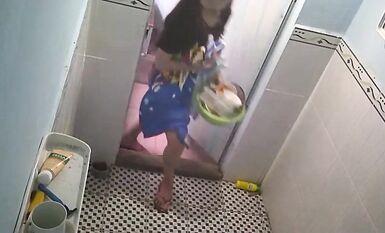 大眾澡堂民宅公寓出租房衛生間浴室各種極限操作現場實拍多位妹子洗香香基本都是亮點 (23)