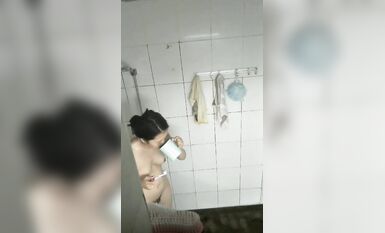 大眾澡堂民宅公寓出租房衛生間浴室各種極限操作現場實拍多位妹子洗香香基本都是亮點 (26)