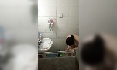 大眾澡堂民宅公寓出租房衛生間浴室各種極限操作現場實拍多位妹子洗香香基本都是亮點 (7)