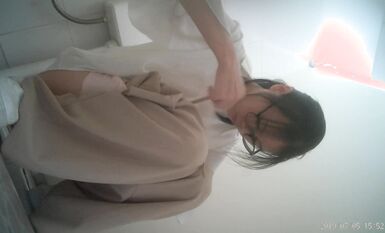 無印原版廁拍日記 7月5日私處有點癢的妹子輕輕摳她的小穴無印原版廁拍日記 (2)