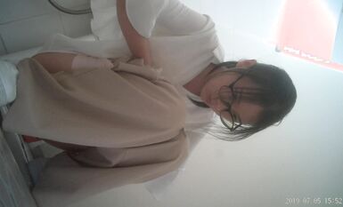 無印原版廁拍日記 7月5日私處有點癢的妹子輕輕摳她的小穴無印原版廁拍日記 (2)