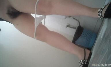 無印原版廁拍日記 7月5日私處有點癢的妹子輕輕摳她的小穴無印原版廁拍日記 (4)