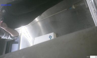 8月私房最新流出廁拍大神 潛入師范大學附近公共廁所偷拍青春靚麗的學妹噓噓第四期0031-格子