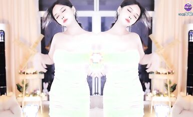 2022最新藏寶圖之舞神一姐『小恩雅』高潮表情加強版 切換VR視角超爆 高清 (4)