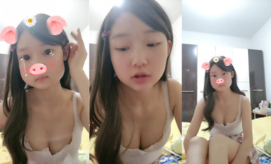 19歲清純學生 超級可愛【你的學妹】獨自在家鎖上門，閨房裡換裝自慰，撒尿特寫，水真多一直流個不停 (2)