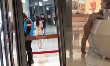 武汉洪山万科广场 女子裸奔 因男友出轨闺蜜 报复性全裸上街