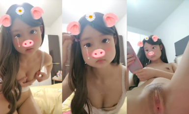 19歲清純學生 超級可愛【你的學妹】獨自在家鎖上門，閨房裡換裝自慰，撒尿特寫，水真多一直流個不停 (3)