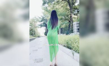 尤物反差婊，推特頂級美腿蜜臀小網紅-LC小狐狸 色女的膽子都是這么大嗎？公共場合如此暴露，大爺們的眼睛都翻直了小視頻集 (104)