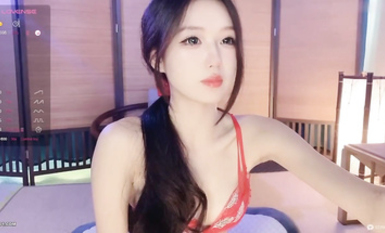 【Stripchat】國產反差性冷淡臉女主播「lucy_1811」精油潤尻近距離實拍玩弄肉穴噴水