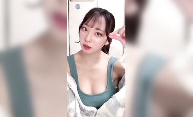 【ライブチャット】縦画面！高画質！ジェ◯ピケパジャマの下は露出多めキャミ＆ショーパン姿のＳＳ級タレント並美人女子が降臨！健康的美白肌＆柔らかい身体！