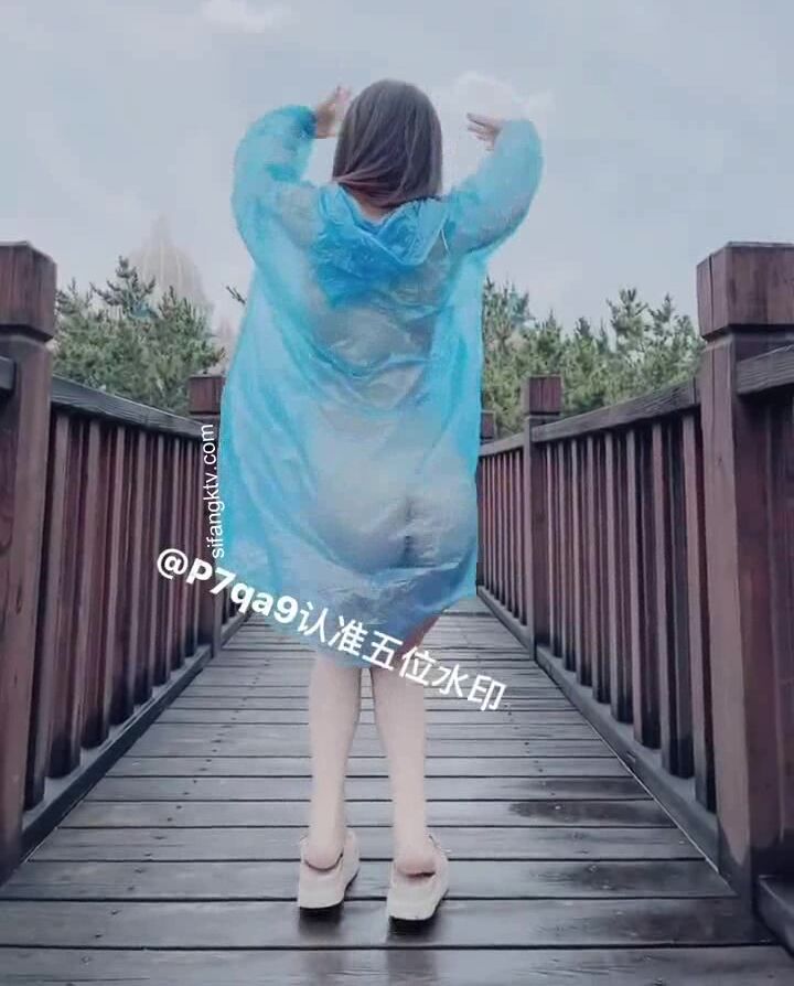 尤物反差婊，推特頂級美腿蜜臀小網紅-LC小狐狸 色女的膽子都是這么大嗎？公共場合如此暴露，大爺們的眼睛都翻直了小視頻集 (2)