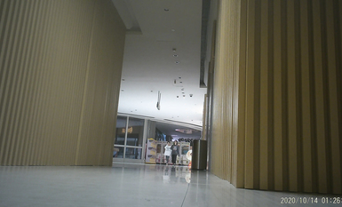 作死廁拍大神 商場美食層蹲守公共女衛連續偸拍多位小姐姐方便 (1)